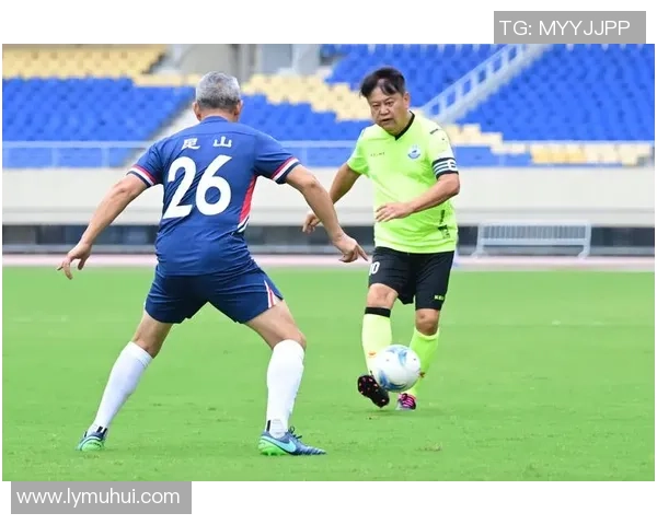 足球明星亲身体验按摩疗法揭秘运动员放松与恢复的秘密